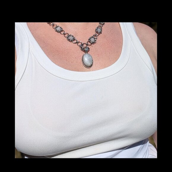 Estelle - Picture 3 of 4